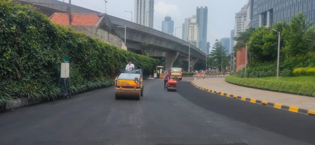 Proses-pengaspalan-jalan