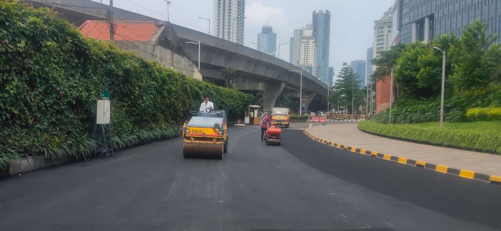 Proses-pengaspalan-jalan